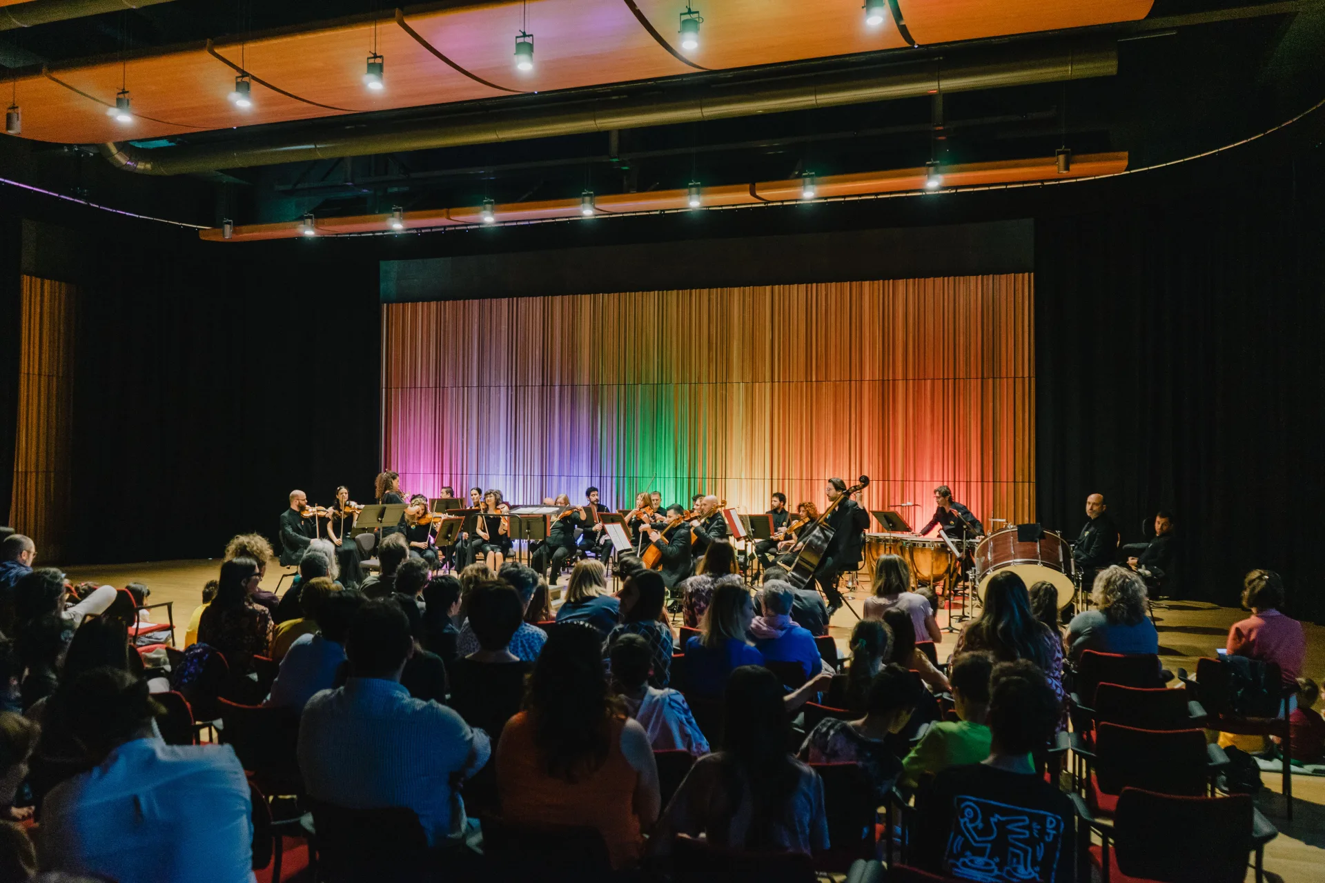 Studenti e giovani durante le prove d'orchestra dal vivo nella Sala Gavazzeni