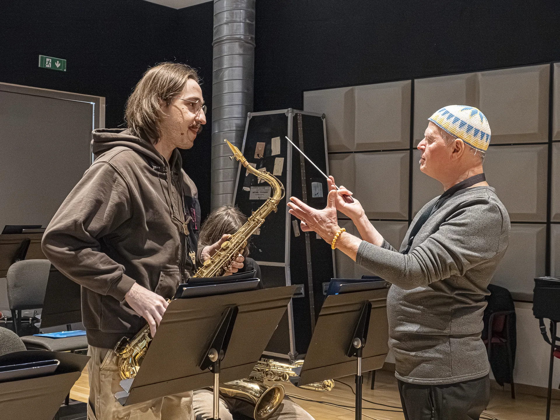 Docente e allievi durante una lezione e masterclass di perfezionamento strumentale nelle aule della Toscanini Academy